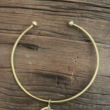 Load image into Gallery viewer, Black Hoop Surutia  Choker Pendant